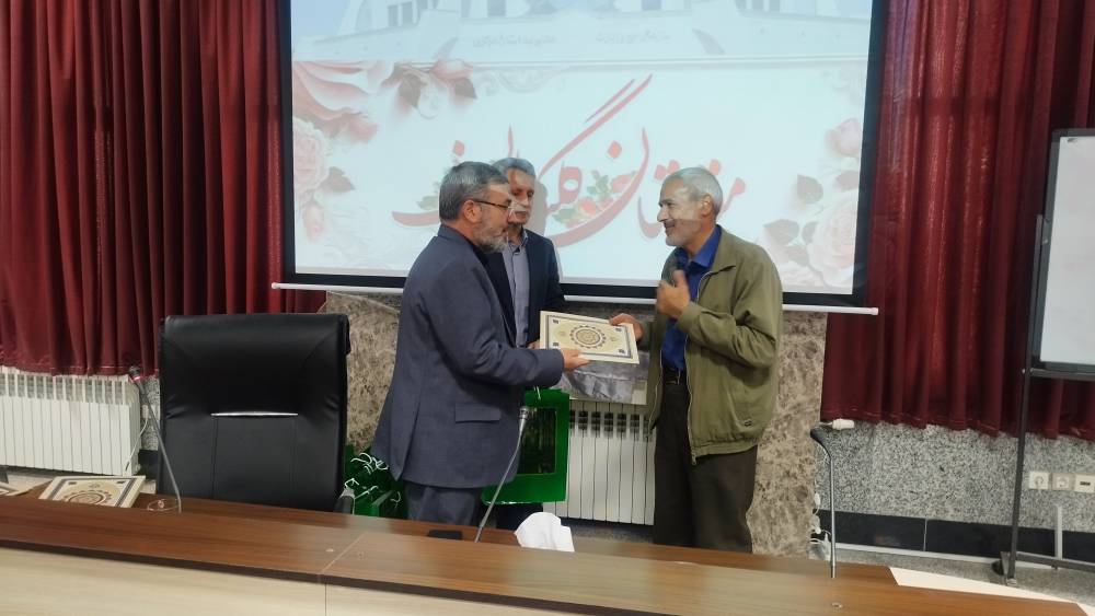 مراسم تجلیل از خادمان افتخاری اربعین حسینی (ع) ۱۴۰۴ استان مرکزی